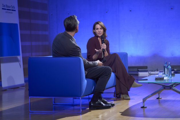 Natalie Amiri im Gespräch zur Eröffnung mit dem Blauen Sofa