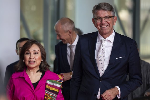 Ein Foto von der Eröffnungsveranstaltung der 77. Frankfurter Buchmesse. Die philippinische Senatorin Loren Legarda trägt eine pinke Jacke und einen bunten Schal. Neben ihr steht Wolfram Weimer, Staatsminister für Kultur und Medien, in einem dunklen Anzug mit einer hellen Krawatte. Im Hintergrund sind weitere Personen zu sehen.