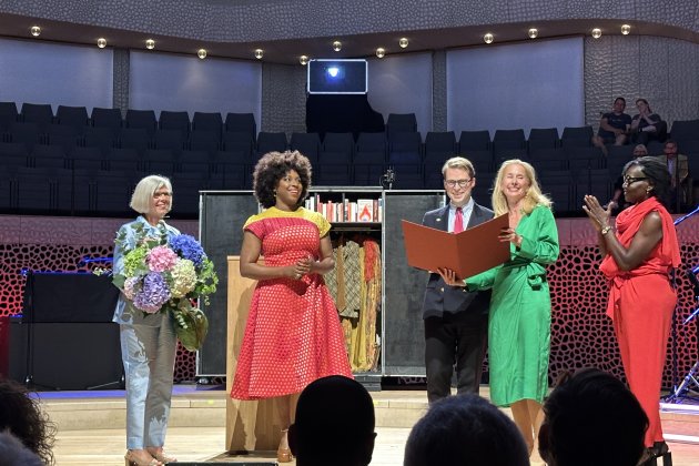 v.l.n.r. Marina Krauth, Vorsitzende FELIX JUD FRIENDS e.V., die Preisträgerin Chimamanda Ngozi Adichie, Robert Eberhardt, Inhaber von Felix Jud Buch- und Kunsthandel und Kuratoriumsvorsitzender, Nicola Verstl, Kuratoriumsmitglied, Auma Obama, Laudatorin. 
