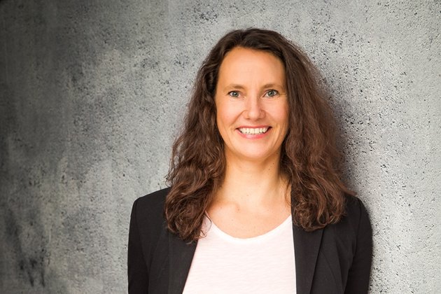 Porträt Susanne Barwick vor einer grauen Wand