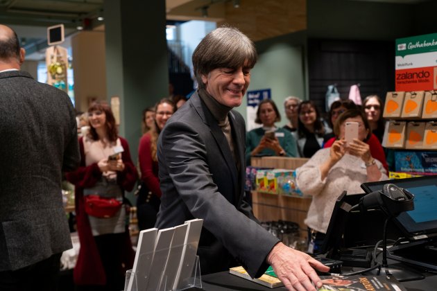 Foto von Ex-Bundestrainer Joachim Löw an einem Büchertisch