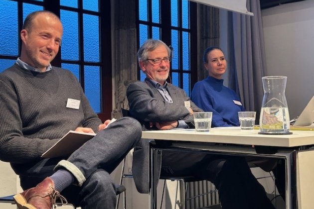 Foto der Gastgeber auf dem Podium (v.l.): Moritz Klein, Markus Weber und Anna Kindermann 