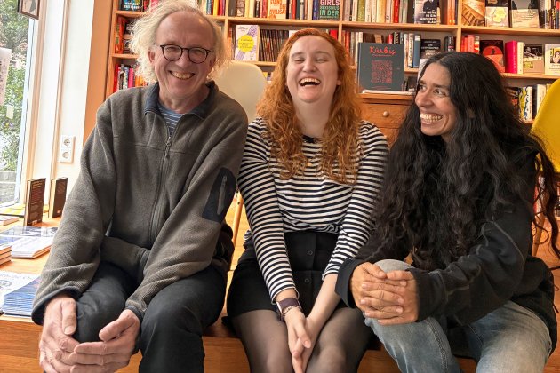 Ein Foto des Teams der Buchhandlung Cardabela. Inhaber Thomas Schröder (l.), Lola Eithne Hartwig und Inhaberin Helena Bose (r.), 