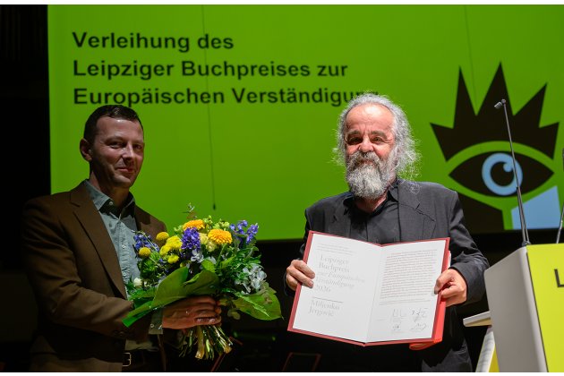 Sebastian Guggolz (l), Vorsteher des Börsenvereins des deutschen Buchhandels, zeichnet Miljenko Jergović, kroatisch-bosnischer Schriftsteller, für seine Erzählungen "Das verrückte Herz. Sarajevo Marlboro Remastered" mit dem Buchpreis zur Europäischen Verständigung aus. 