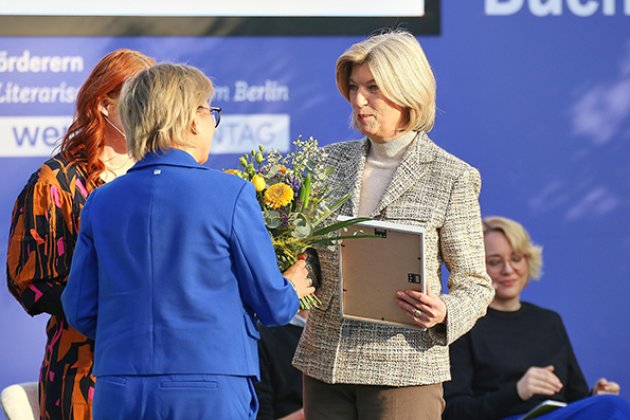Marie-Janine Calic werden auf der Bühne Blumen und die Urkunde überreicht