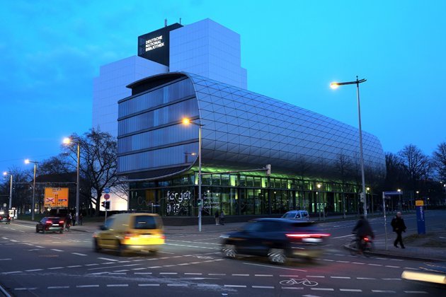 Außenansicht der Deutschen Nationalbibliothek in Leipzig in der Abenddämmerung 