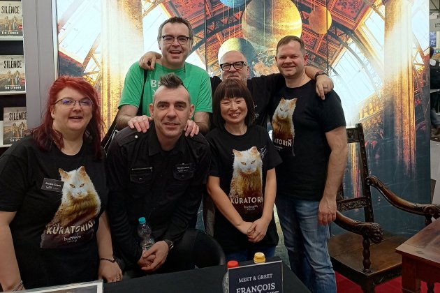 Ein Gruppenfoto: Yuka und Olaf Buchheim (jeweils rechts im Bild) mit Nichte und Illustrator Daniele Serra aus Sardinien (vorne) – sowie mit Autor Owen King und Illustrator François Vaillancourt (hinten)
