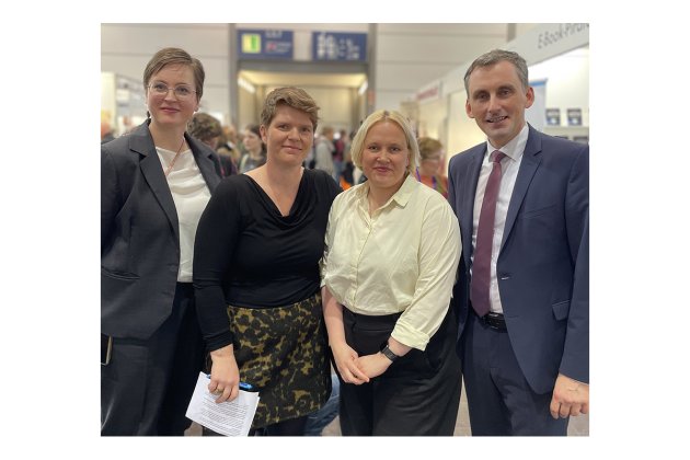 Wir-Podium, v. l.: Theresa Donner, Moderatorin Antonia Rietzschel, Anne Rabe, Minister Jan Riedel (CDU)
