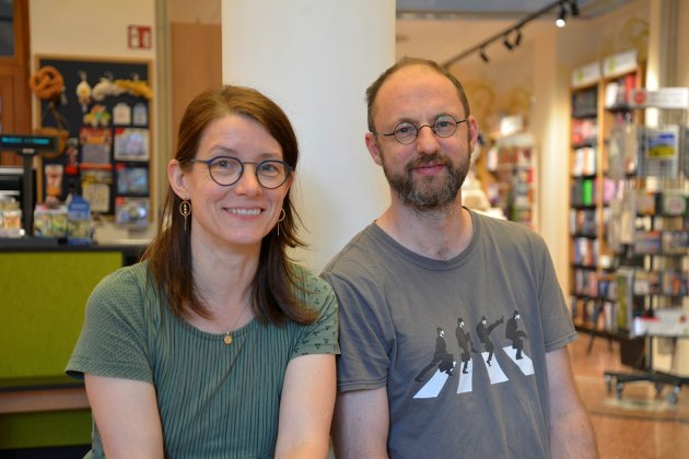 Tanja Eger und Josua Straß in der Buchhandlung