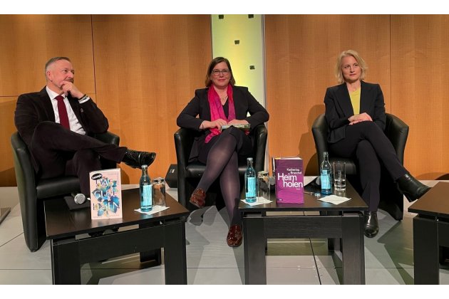 Bei der Eröffnungspressekonferenz (v.l.): Peter Kraus vom Cleff, Skadi Jennicke und Astrid Böhmisch auf Sesseln sitzend
