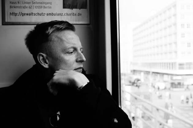 Ein schwarzweiß Porträt von René Koch, Verleger des Verlags Kopf & Kragen und Autor unter dem Pseudonym Poljak Wlassowetz