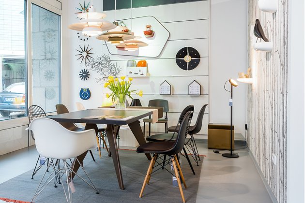 Stilvolle Küchenmöbel im Showroom des Einrichtungshauses