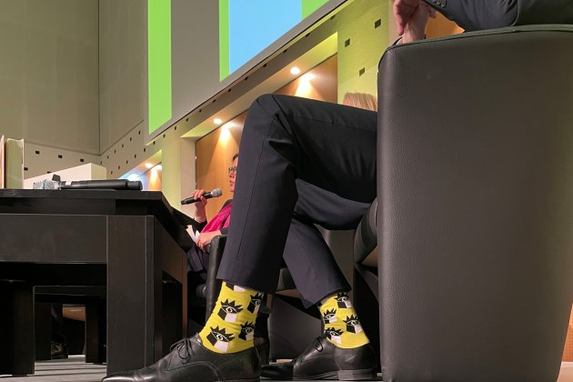 Ein Hingucker: Die gelben Socken Leipziger Buchmesse-Logo von Messe-Geschäftsführer Martin Buhl-Wagner