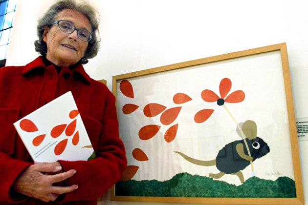 Neben einer der Originalzeichnungen von "Frederick" des Illustrators Leo Lionni steht Gertraud Middelhauve, ehemalige Chefin des gleichnamigen Kinderbuchverlages, am 3.5.2002 im Bilderbuchmuseum in Troisdorf bei Köln.