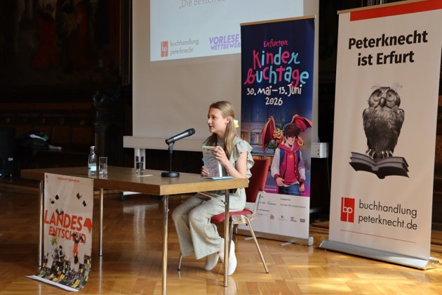 Emma Schmidt sitzt am Vorlesetisch