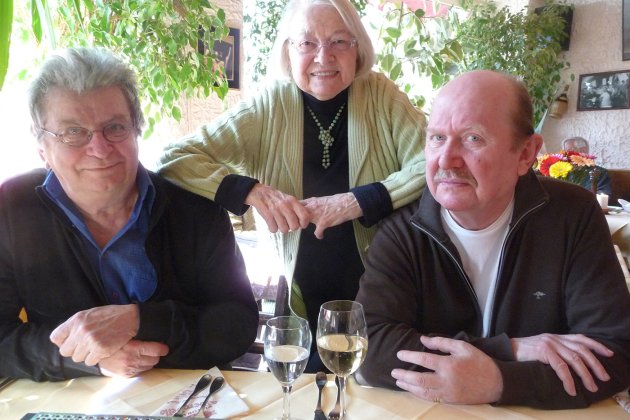 Friedolin Reske (links) und Jens Olsson mit einer Freundin, Düsseldorf 2013