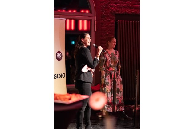Verlagsleiterin Dr. Nora Haller (links) und Programmleiterin Dr. Silja Maehl