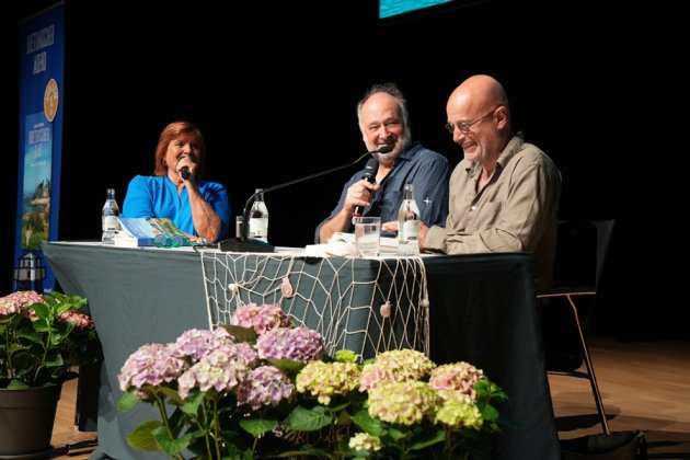 Christine Westermann, Jörg Bong und Christian Berkel bei einem Bannalec-Abend auf der Bühne (v.l.)