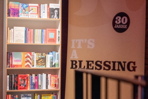 30 Jahre Blessing-Bücher, Regal mit Büchern und Plakat zum Jubiläum