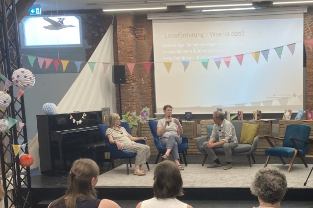 Diskussion zur Leseförderung beim Landesverband Nord: (v.l.) Anke Zumdohme (Bücherhallen) und Julia Lentge (Seiteneinsteiger) mit LV Nord-Geschäftsführer Volker Petri auf der Oetinger-Bühne