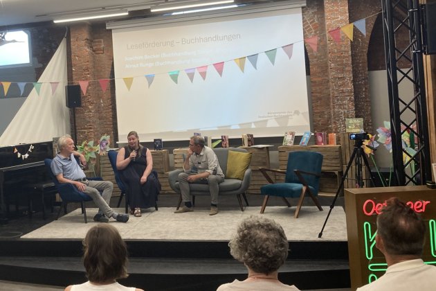 Lässt sich Leseförderung in Buchhandlungen auch monetarisieren? Podiumsrunde mit (v.l.) Joachim Becker (Buchhandlung Stojan) und Almut Runge (Buchhandlung Steuber) mit Volker Petri vom LV Nord