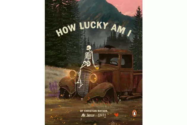 Das Cover von "How Lucky Am I". Auf der Motorhaube eines Schrott-Trucks auf einer Waldwiese sitzt ein weißes Skelett