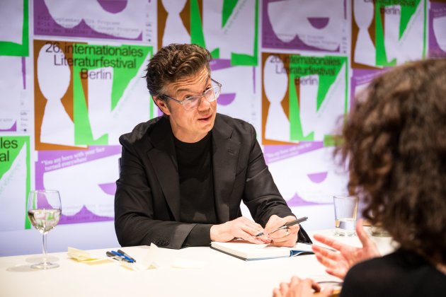 Ben Lerner, hier beim Signieren, stellte seinen Roman "Transkription" (Suhrkamp; Ü: Nikolaus Stingl) vor