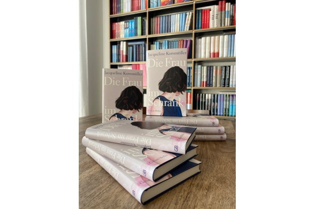 Buchstapel Jacqueline Kornmüller: Die Frau im Schrank