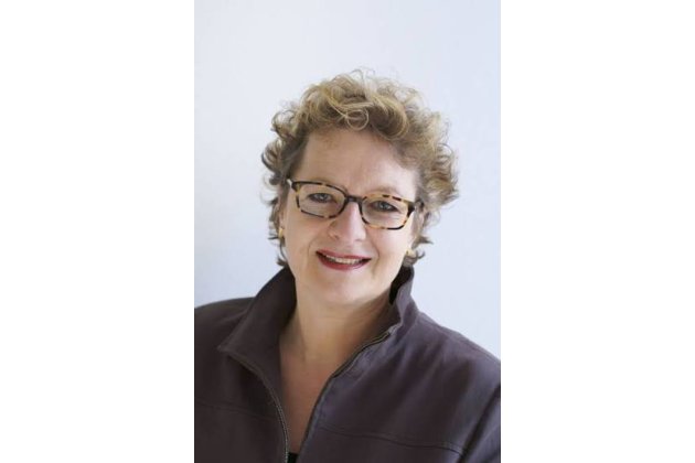 Porträt von Margit Ketterle vor grauer Wand