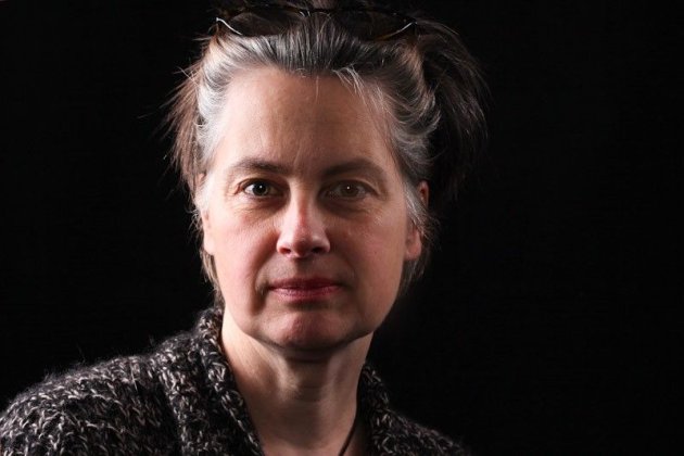 Katharina E. Meyer vor dunklem Hintergrund