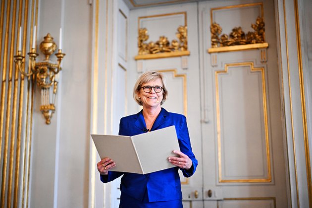 Ständige Sekretärin Ingrid Carlberg vor der weißen Tür