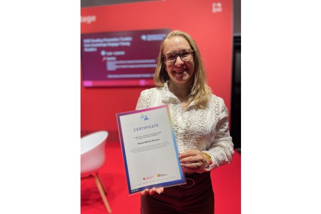 Elisabeth Jaquette mit der Urkunde zum Award