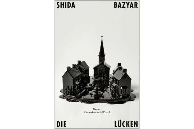 Buchcover des Romans „Die Lücken“ von Shida Bazyar, erschienen bei Kiepenheuer & Witsch. Auf hellem, fast weißem Hintergrund steht in großen schwarzen Buchstaben oben „SHIDA BAZYAR“ und unten „DIE LÜCKEN“. In der Mitte ist eine glänzend schwarze Miniaturdarstellung eines Dorfes mit mehreren Häusern, einer Kirche mit spitzem Turm und einem Brunnen abgebildet; schwarze Flüssigkeit läuft über den Untergrund. Darunter stehen die Angaben „Roman“ und „Kiepenheuer & Witsch“. Die monochrome Gestaltung wirkt kühl, d