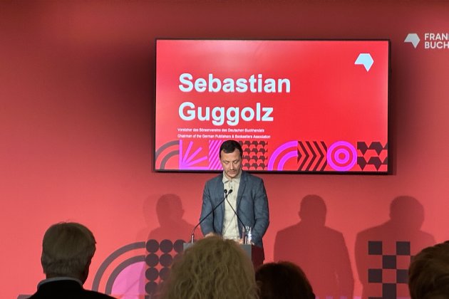 Sebastian Guggolz bei seiner Ansprache am Pult