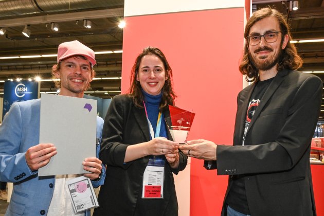 Pokalübergabe: Tobias Groß überreicht Monika Drummer einen Pokal, Kai Vogt präsentiert die Urkunde 