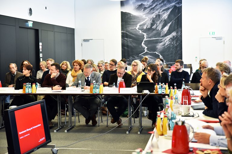 Im Saal sitzen viele Mitglieder