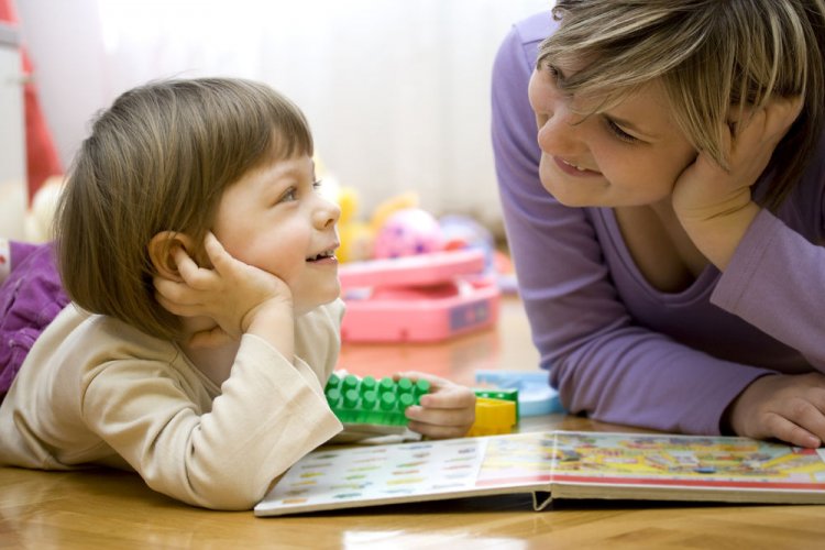 Kind und Mutter beim Vorlesen