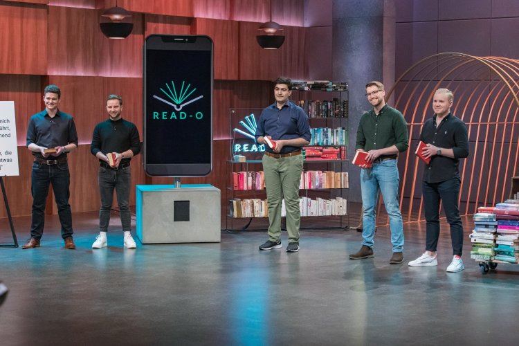 Das Gründer-Team von READ-O im TV-Studio: Andreas Weiser, Michael Pomogajko, Simon Farshid, Ben Kohz und Jonathan Mondorf (v.li.)