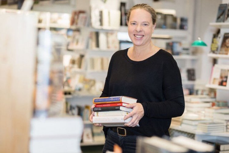  Buchhändlerin Sabine Schlag in ihrer Buchhandlung am Obertor, Radolfzell am Bodensee