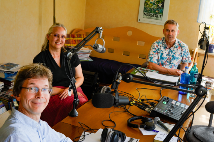 Beim Podcasten: Stefan Hauck, Lena Stenz und Ralf Schweikart vor den Mikrofonen