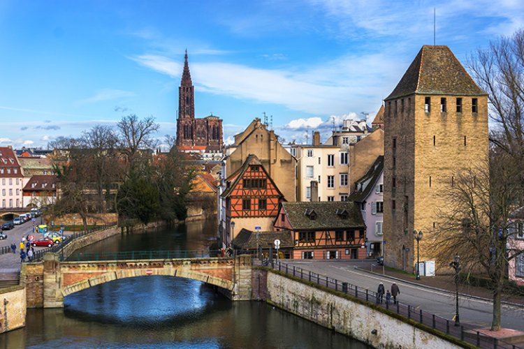 Stadtansicht von Straßburg mit Münster und historischen Häusern 