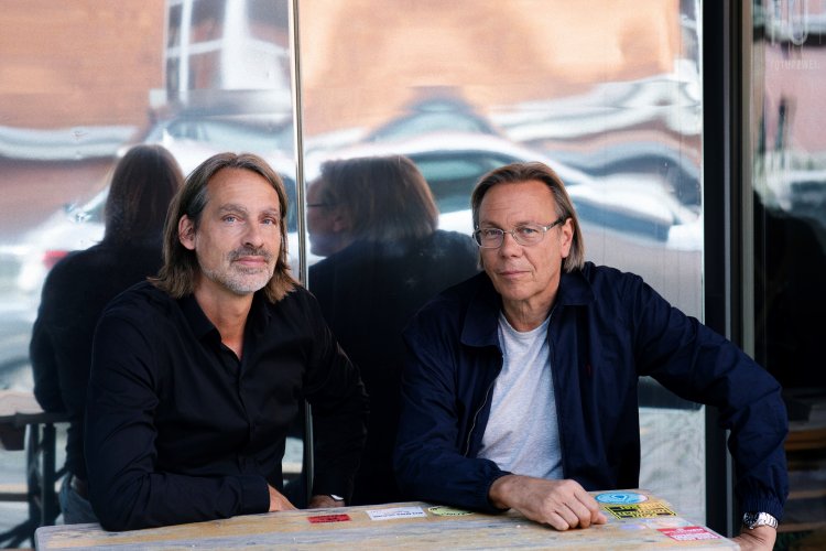 Richard David Precht und Harald Welzer sitzen nebeneinander