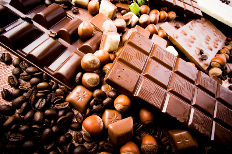 Fotocollage: Schokolade, Nüsse, Pralinen