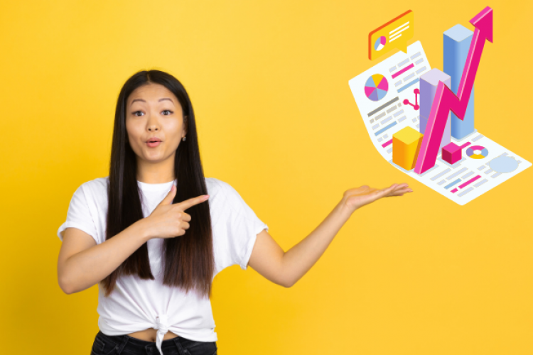 Eine junge asiatisch aussehende Frau vor gelbem Hintergrund - über ihrer Hand schwebt eine Infografik mit Marketingcharts und Pfeil nach oben