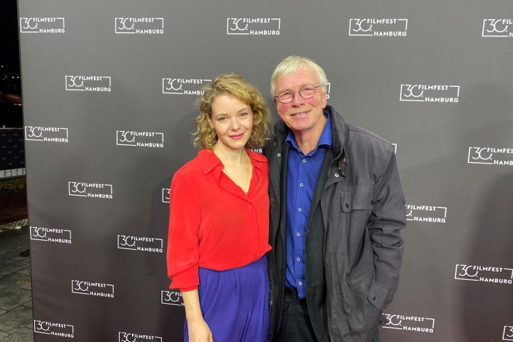 Schauspielerin Angelina Häntsch und Autor Heinrich Thies auf dem roten Teppich