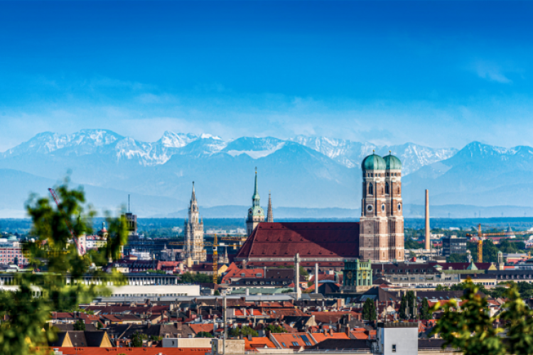 Panoramaaufnahme vom München (aus der Luft) - im Hintergrund die Alpen
