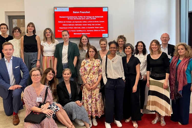 Ein Gruppenfoto der Teilnehmerinnen und Teilnehmer aus Deutschland und Frankreich, die sich am Donnerstag (6. Juli) zum „Salon Francfort“ im Haus des Buches trafen.