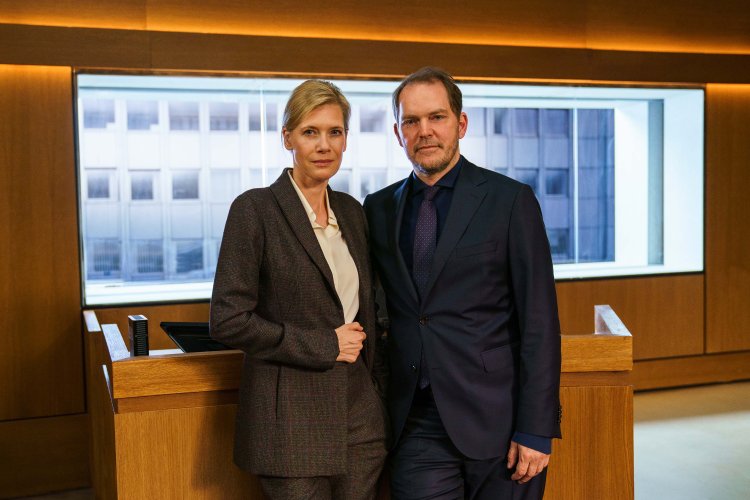 Die Fernsehmoderatorin Katharina Schlüter (Ina Weisse) und der Industrielle Christian Thiede (Godehard Giese) stehen sich vor Gericht gegenüber.