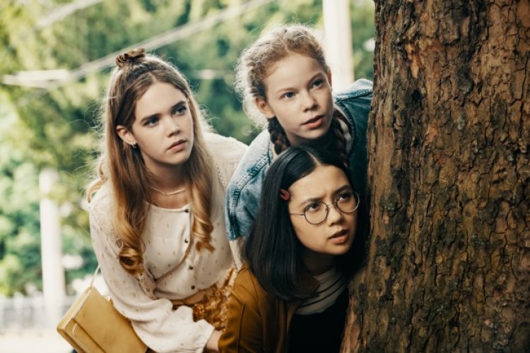 Szene aus der Serie: Die drei Detektivinnen luken gespannt hinter einem Baum hervor
