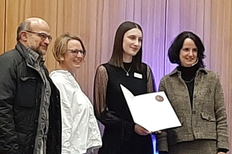 Nina Orschiedt mit Preisurkunde